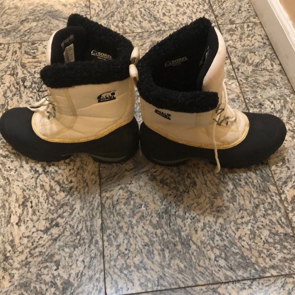 REDUCED!!Womans winter boots by sorel - Picture 2 of 5